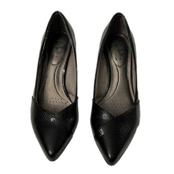 LifeStride Soft System - Women’s Size 6.5 M Black Closed Toe Heel/Pump - Picture 1 of 7